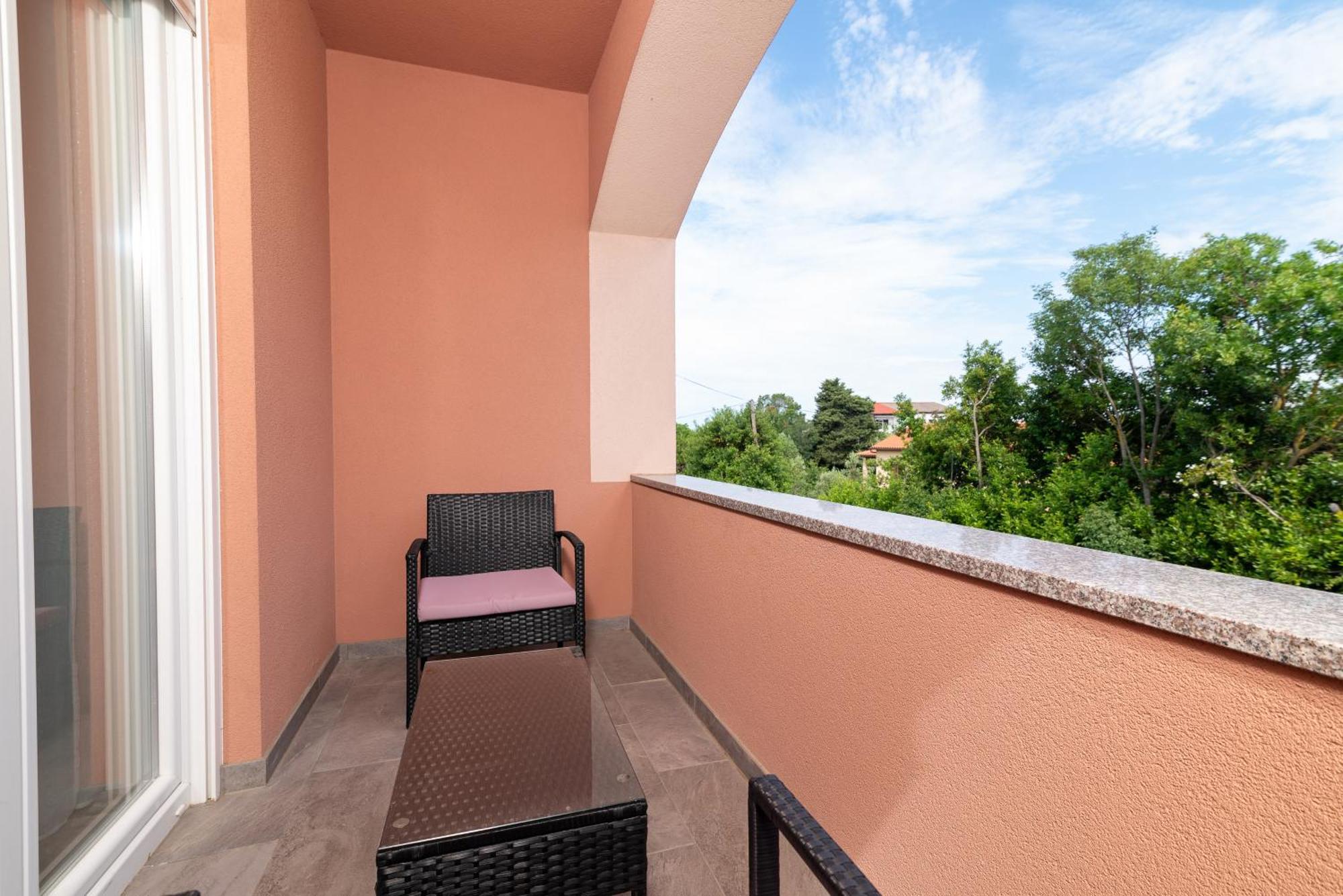 Family Friendly With A Swimming Pool - 21314 Apartment