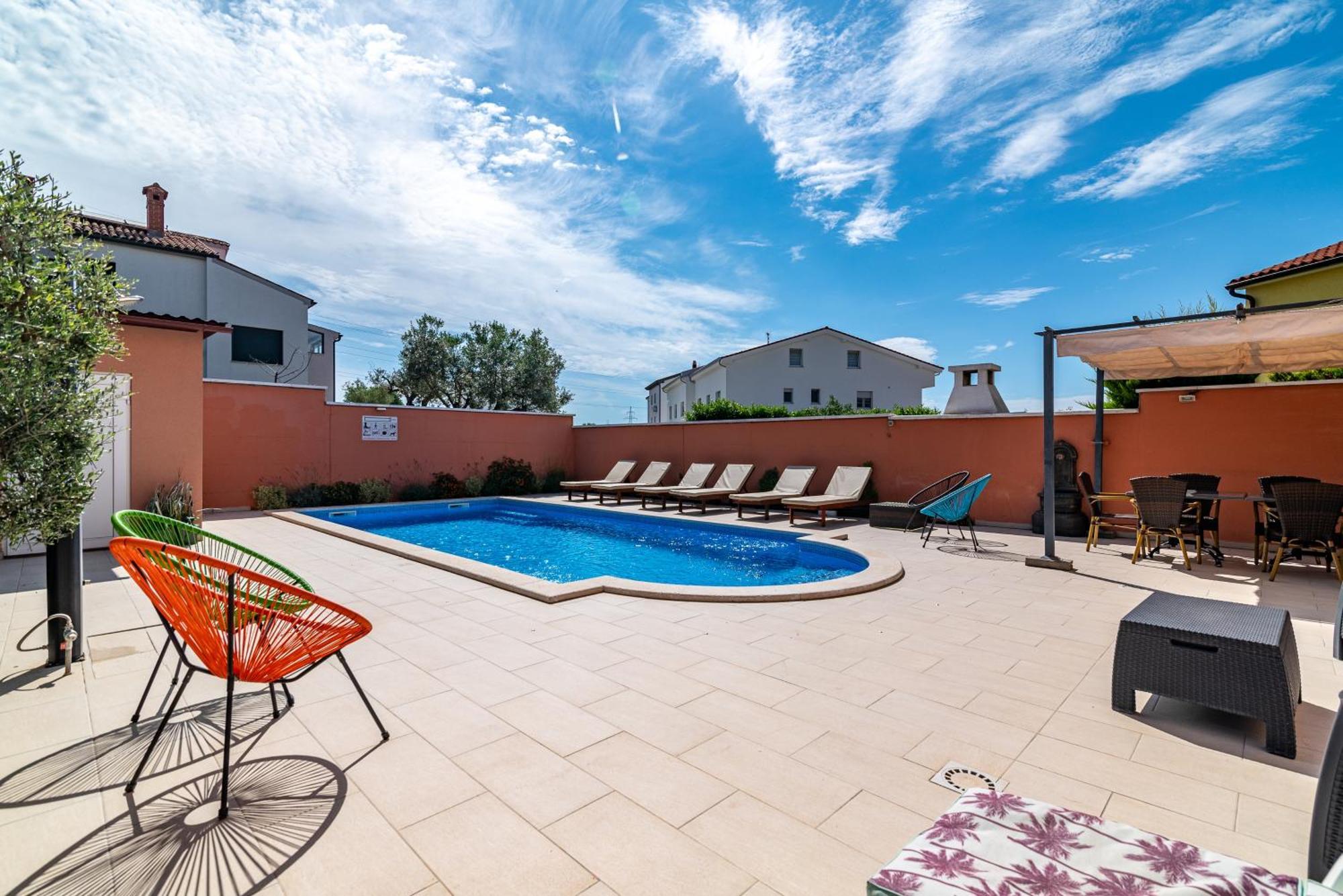 Family Friendly With A Swimming Pool - 21314